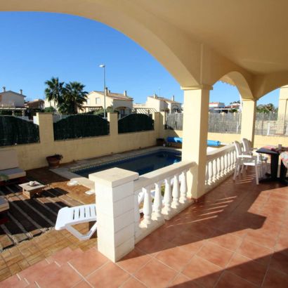 Casa RIU - Blick auf die überdachte Terrasse und den Sitzbereich am Pool.