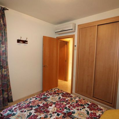 Casa RIU - Schlafzimmer 2 mit Doppelbett und Wandschrank mit Schiebetüren