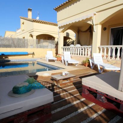 Casa RIU - Blick auf die überdachte Terrasse, den Pool und den Sitzbereich am Pool.