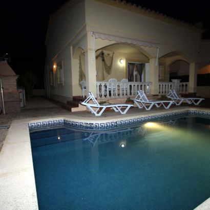 Casa RIU - Abendstimmung mit eingeschalteter Pool- und Außenbeleuchtung