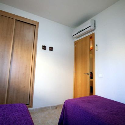 Casa RIU - Schlafzimmer 3 mit 2 Einzelbetten und Wandschrank mit Schiebetüren