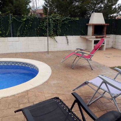 Casa NORDINE - Außenbereich mit Pool. Das Grundstück ist von einer Mauer mit Zaun und Sichtschutz umgeben
