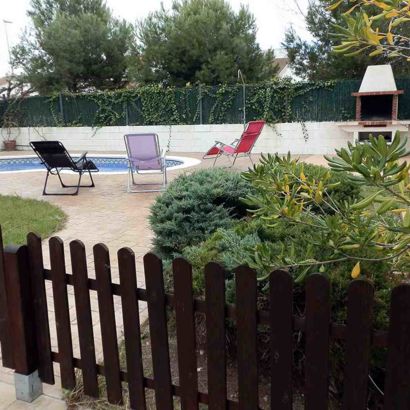 Casa NORDINE - Der Garten und Poolbereich ist mit einem Zaun mit Tor vom restlichen Grundstück abgetrennt